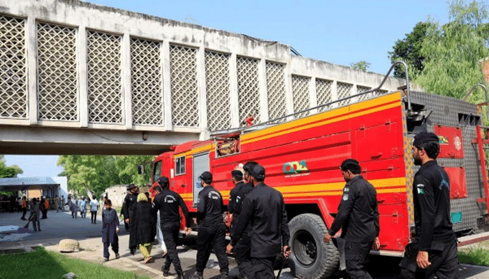 پمز ہسپتال میں آتشزدگی: حکومت کی جانب سے 50 لاکھ روپے کے مالی معاوضے کا اعلان