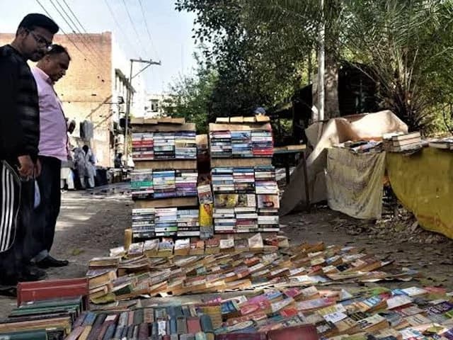 Nostalgic Charm: Lahore’s Mall Road Book Stall Draws Crowds