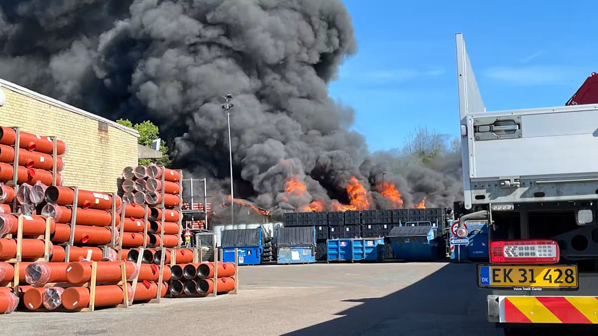 Bygningsbrand i Skovlunde: Brandvæsen kæmper mod flammer