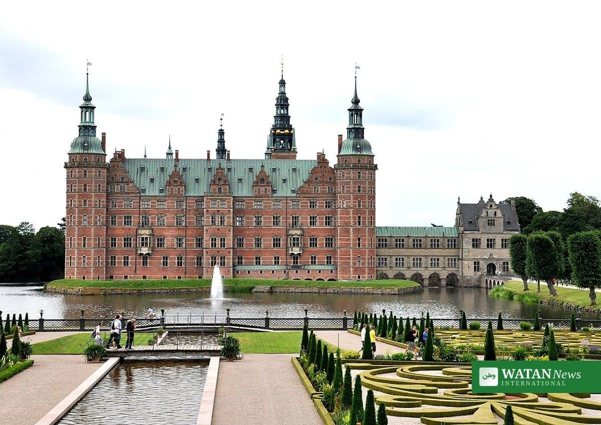 Frederik 10. som admiral i skovlys: Første officielle kongeportræt afsløret på Frederiksborg