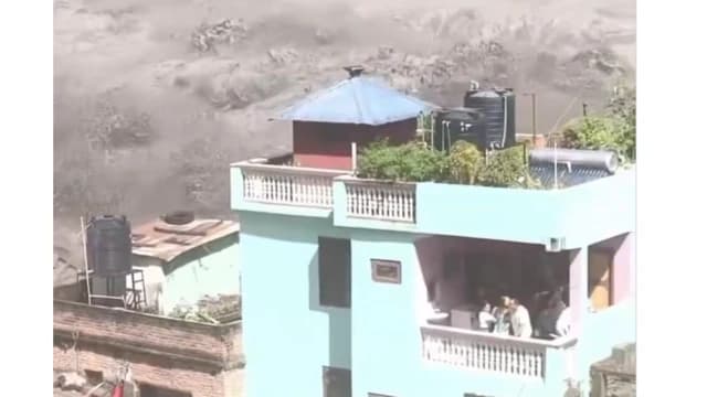 نیپال میں سیلاب کا تباہ کن منظر: گھرے گھر کی بالکونی میں پھنسے افراد
