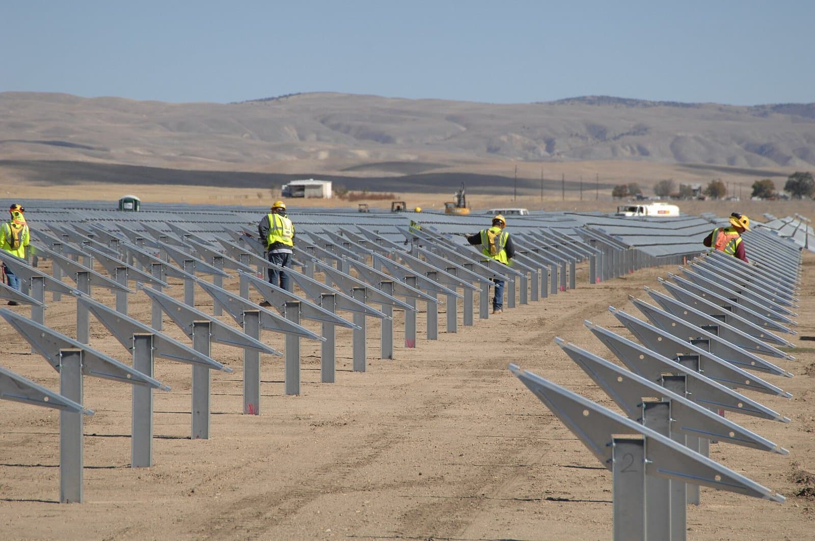 IRENA: record 693 GW renewables in 2025, but annual build must roughly double for 2030