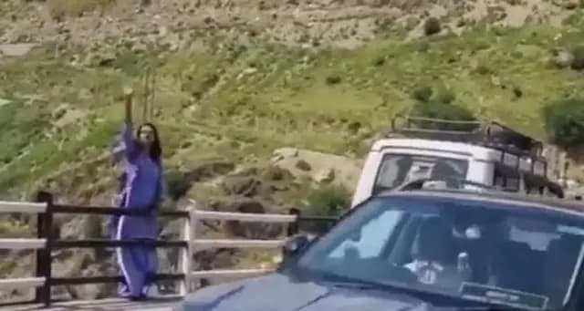 انڈیا کے زیر انتظام کشمیر میں خاتون کی دریا میں کودنے کی ویڈیو: ’جب کوئی پریشان ہو تو اسے سنیں، احساسات کے اظہار کا موقع دیں‘