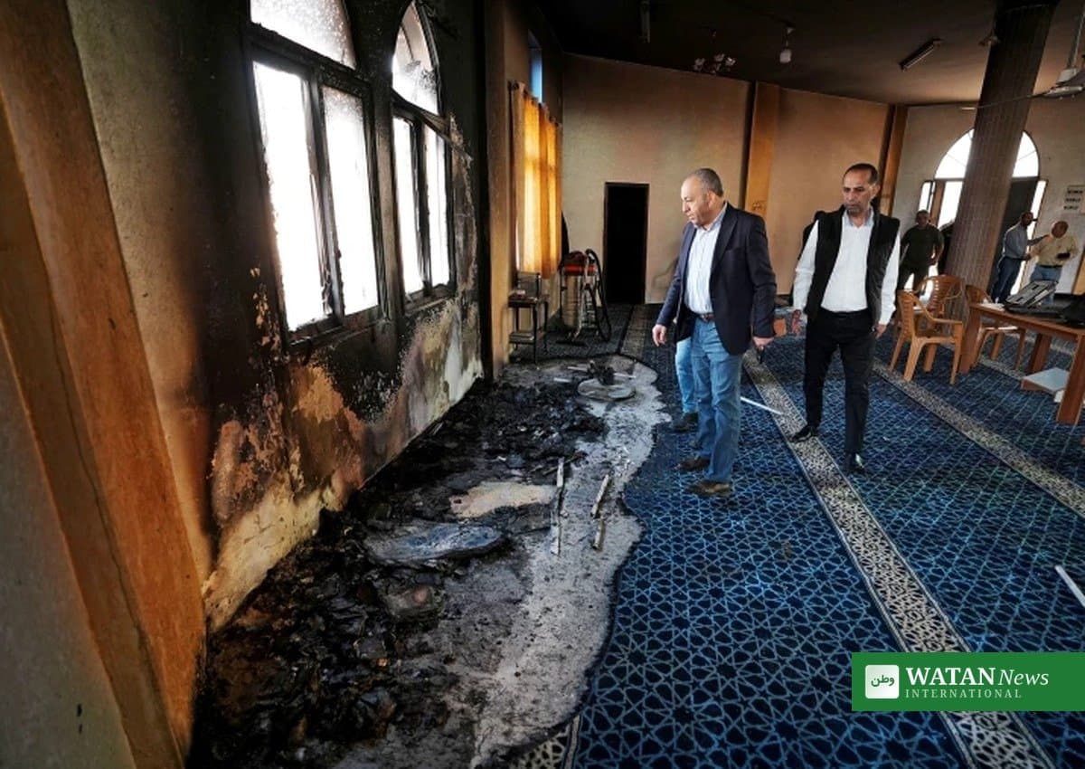 Moské i Mikhmas brændt af bosættere: Hebraiske slagord sprayet på murene